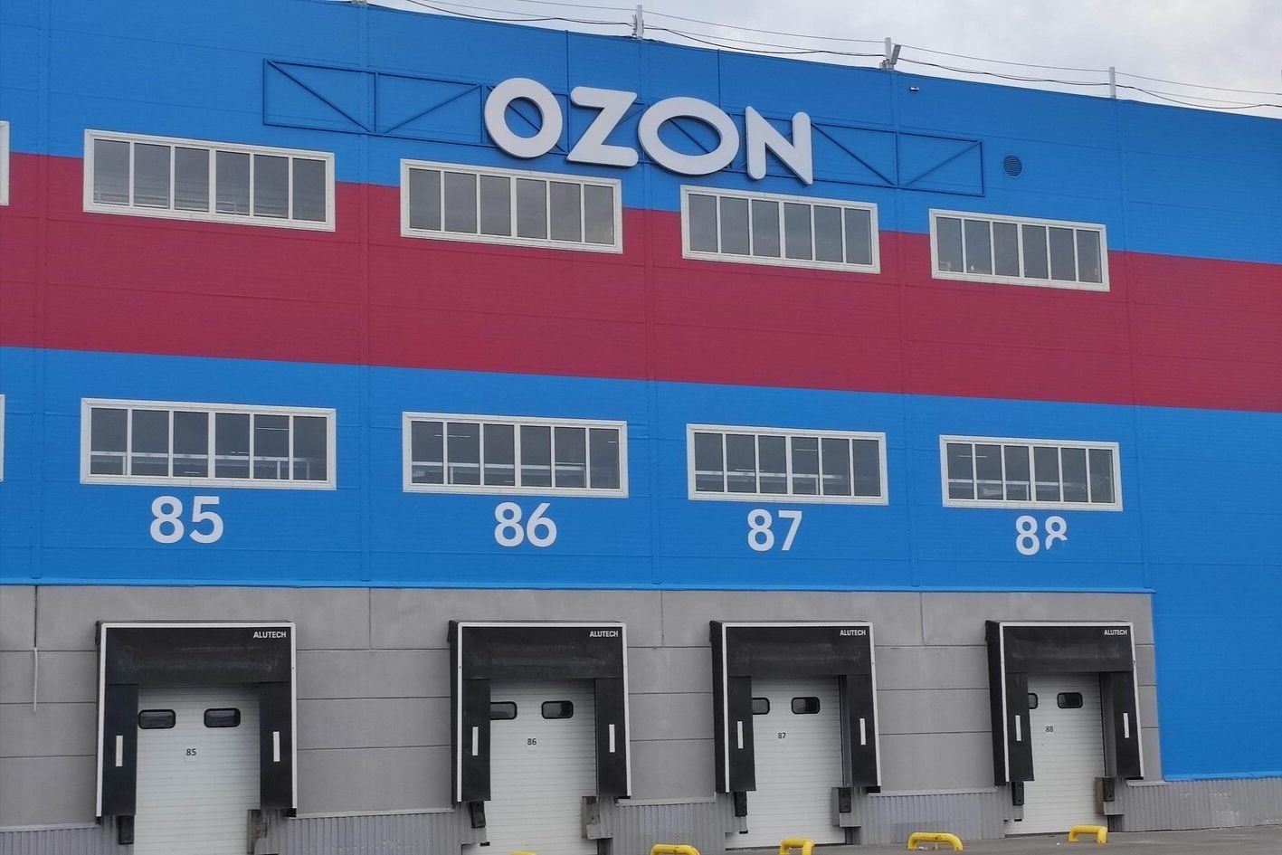 Ozon вычеркнул Крым из состава России, пока ВСУ громят склады Wildberries