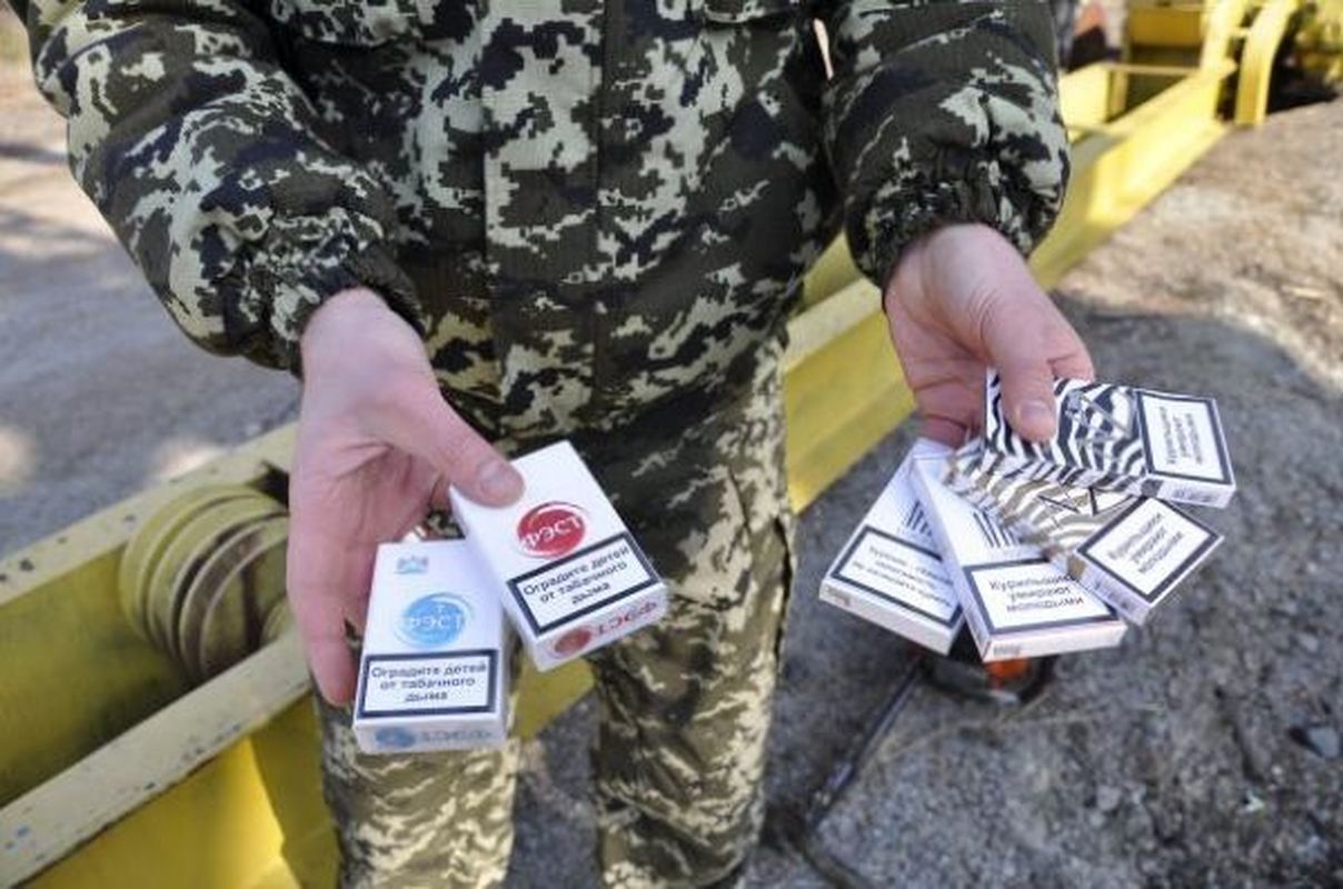 Украинец в оригинальном тайнике вез за границу сигареты на 500 000 гривен 