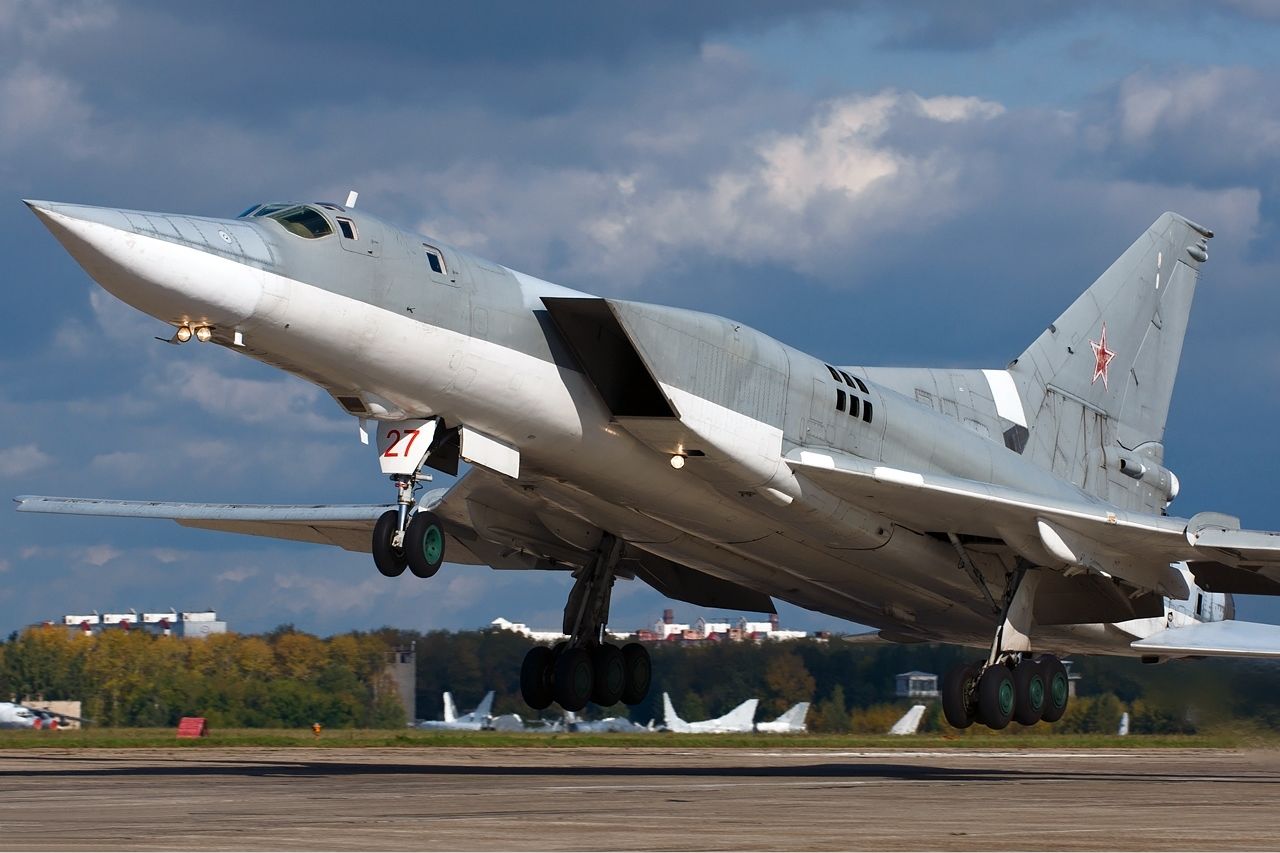​Бомбардировщик "Ту-22М3" был уничтожен беспилотником, но его запустили не из Украины – британская разведка