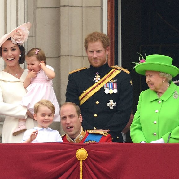 Грозная Елизавета II отругала своего внука принца Уильяма за его неприличный жест 