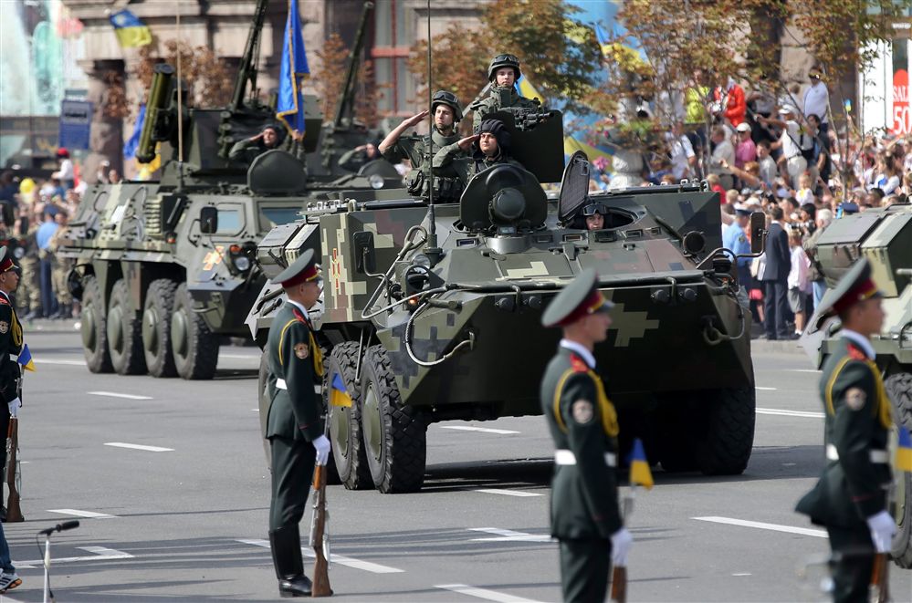 "Агрессор не смог поставить народ Украины на колени, пусть смотрят наш парад и понимают, что мы не сдадимся", - Петр Порошенко