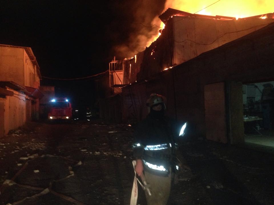 Из-за ночной бомбежки в Донецке пострадали частные дома, гаражи, газопровод, кафе и ряд других зданий