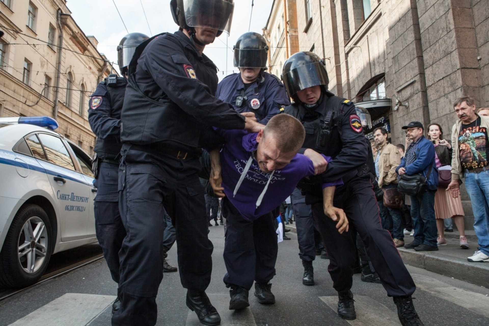 Кремль душит демократию: в России задержали более тысячи участников протестов - подробности, кадры