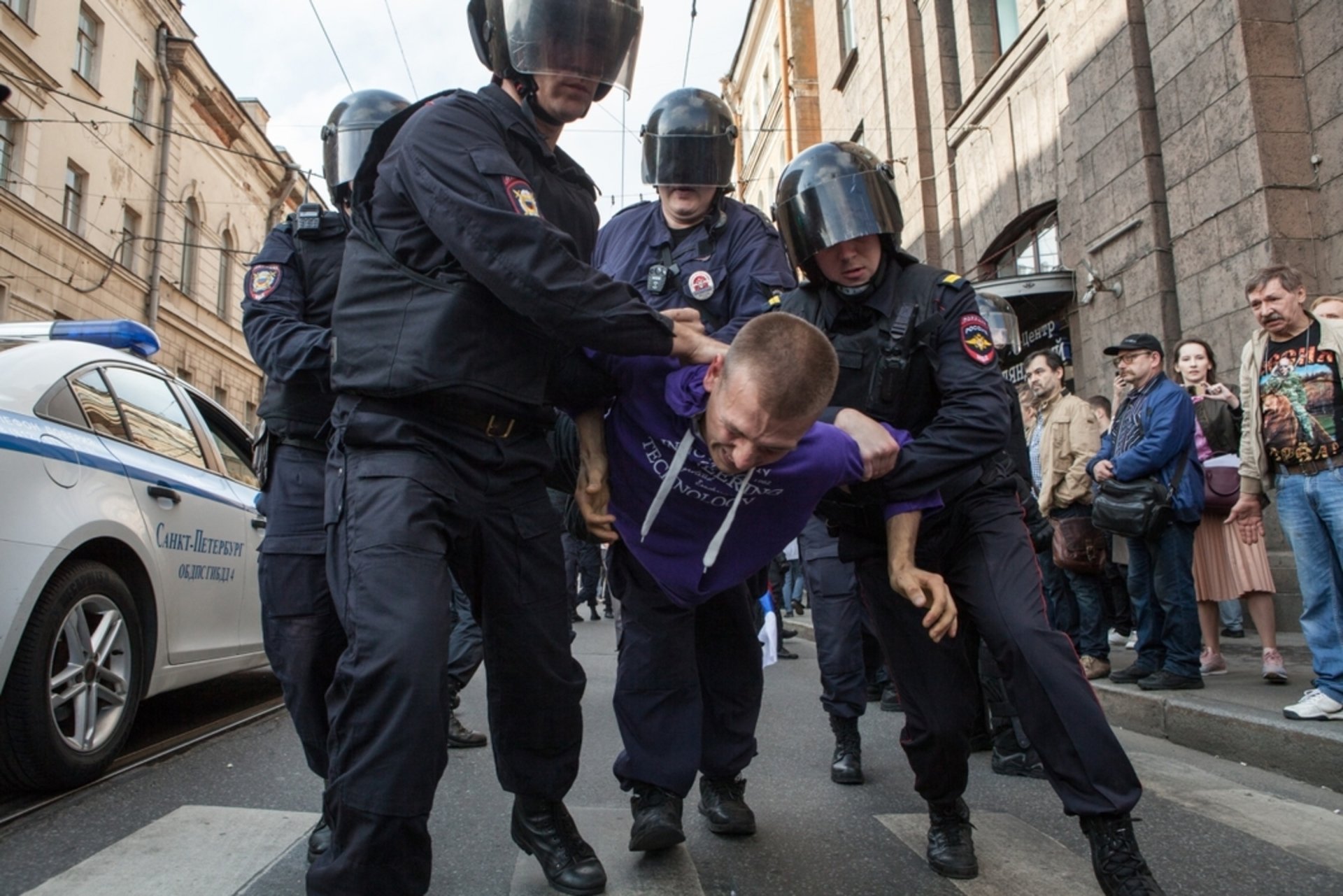 Пресечение нарушений это. Пресечение нарушений полицией. Пресечение нарушений общественного порядка демократия.