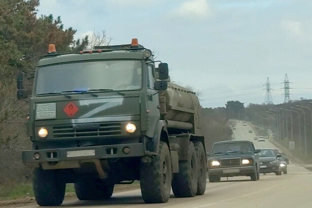 ​Под Херсоном Z-грузовик слетел в кювет – местные расстроены, что оккупанты живы: "Почему никто не сдох?"