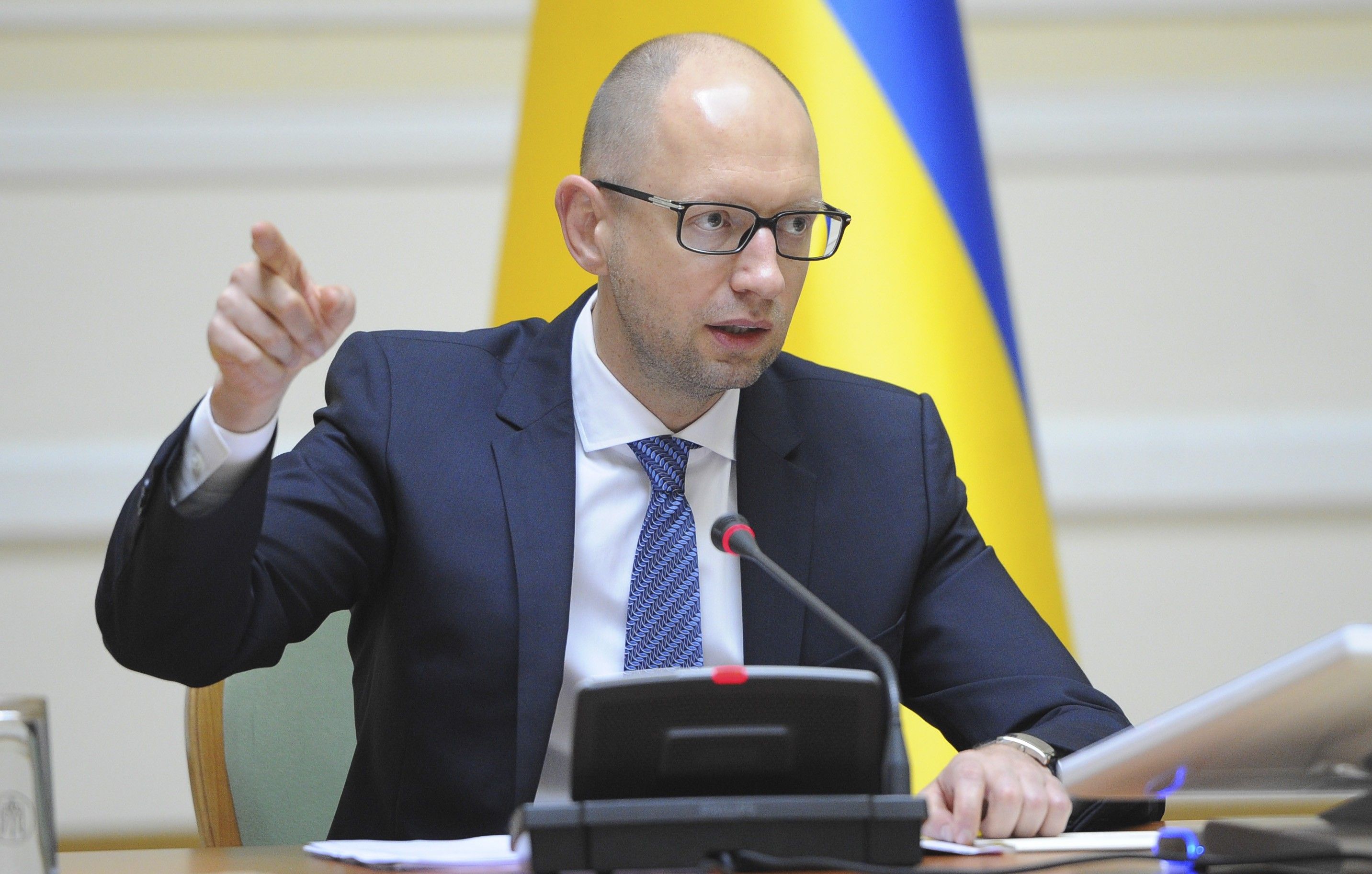 Яценюк: Украина не будет платить за электроэнергию, которая идет в зону АТО