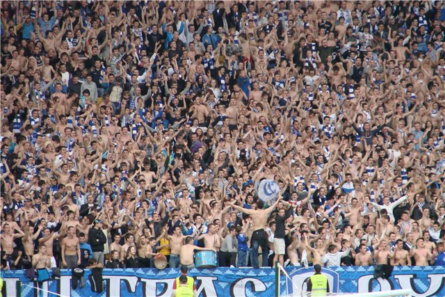 Ультрас "Динамо" сожгли флаг России во время матча с "Шахтером"