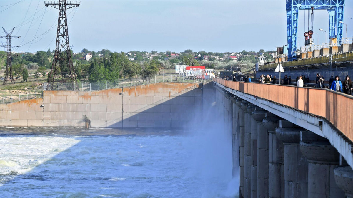 Угроза взрыва дамбы Каховской ГЭС: враг начал сброс воды