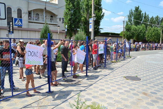 В Луганске окружили офис ОБСЕ в ресторане с требованиями «объективной работы»