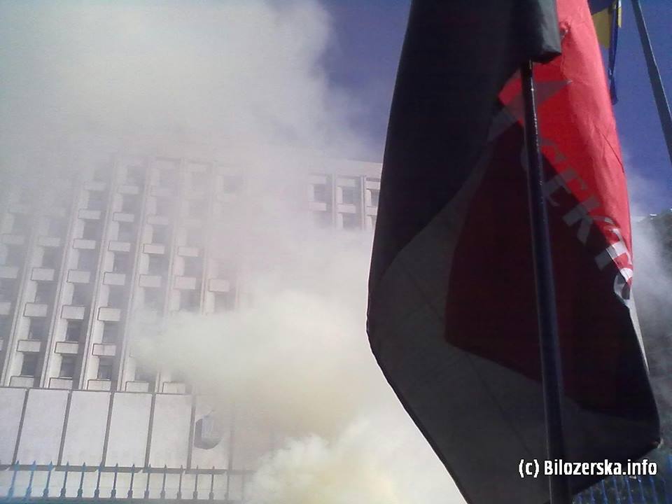 "Правый сектор" продолжает пикетировать ЦИК в Киеве: горят дымовые шашки