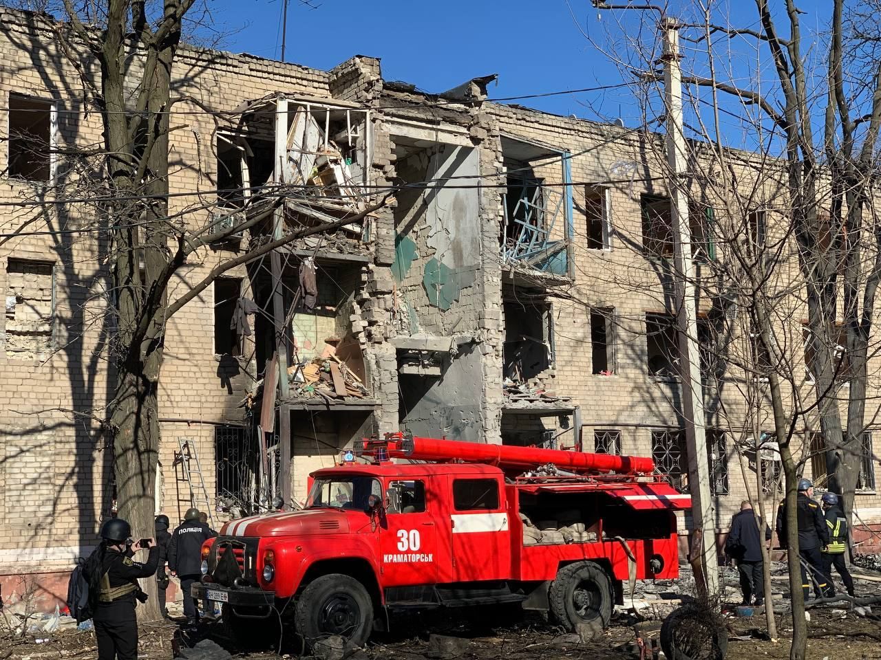 РФ ударила ракетами по жилому дому в Краматорске – под завалами кричат люди