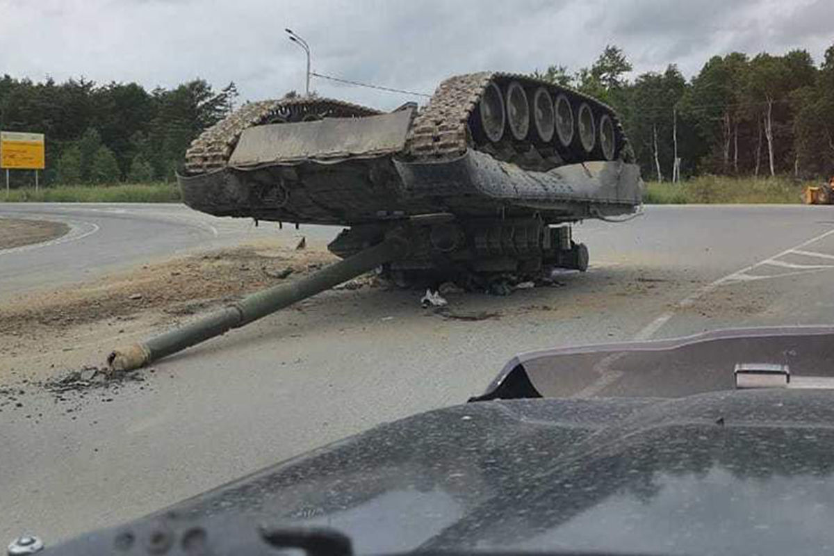 В России танк рухнул на проезжую часть во время перевозки