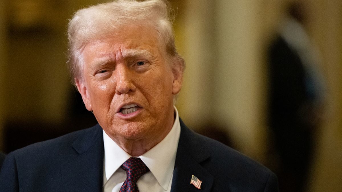 ​"В яблочко", – Трамп детально изучил спутниковые снимки после удара США по ядерным объектам Ирана