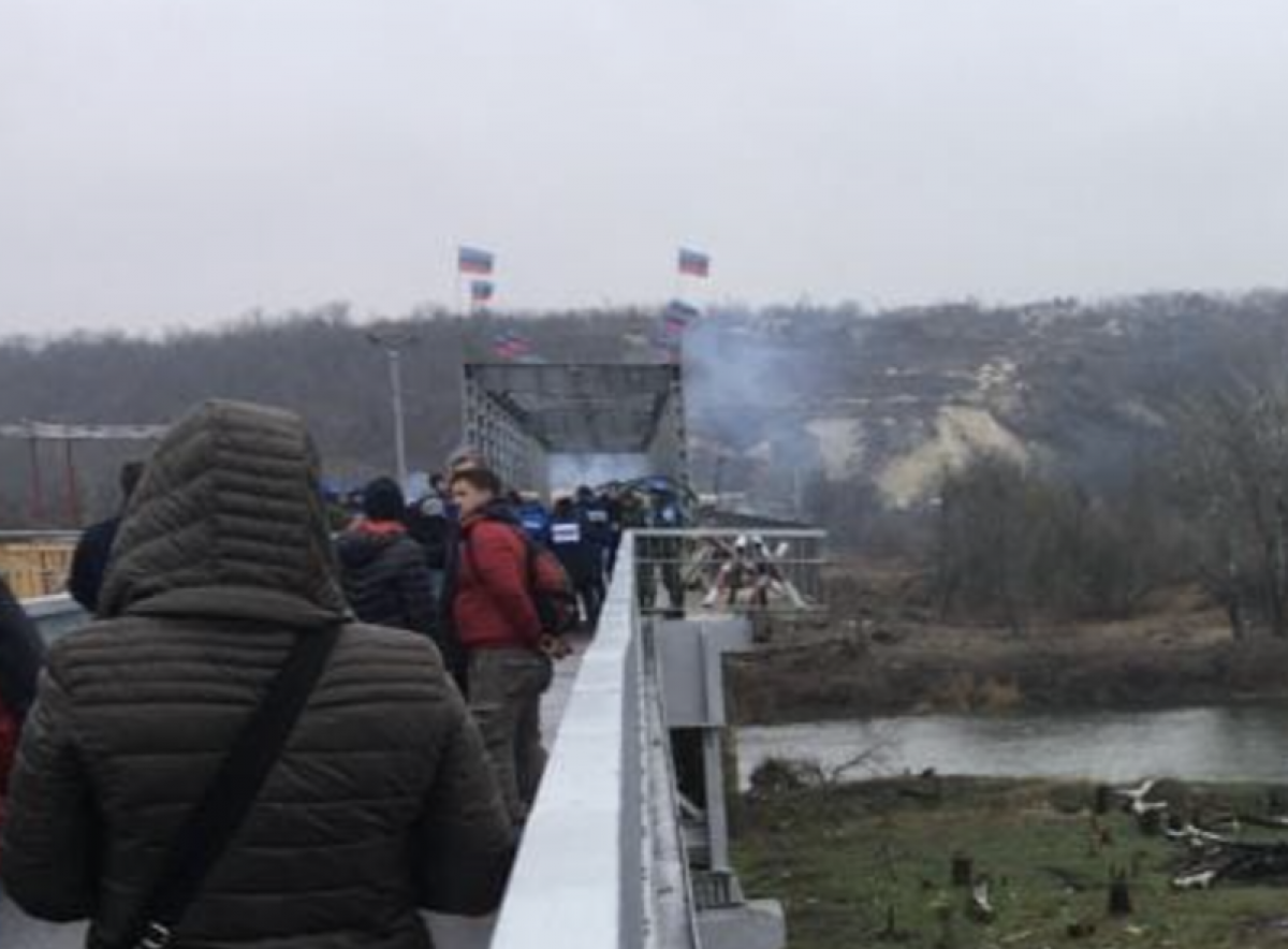 На мосту в Станице Луганской продолжают висеть флаги "ЛНР", украинцы в ярости