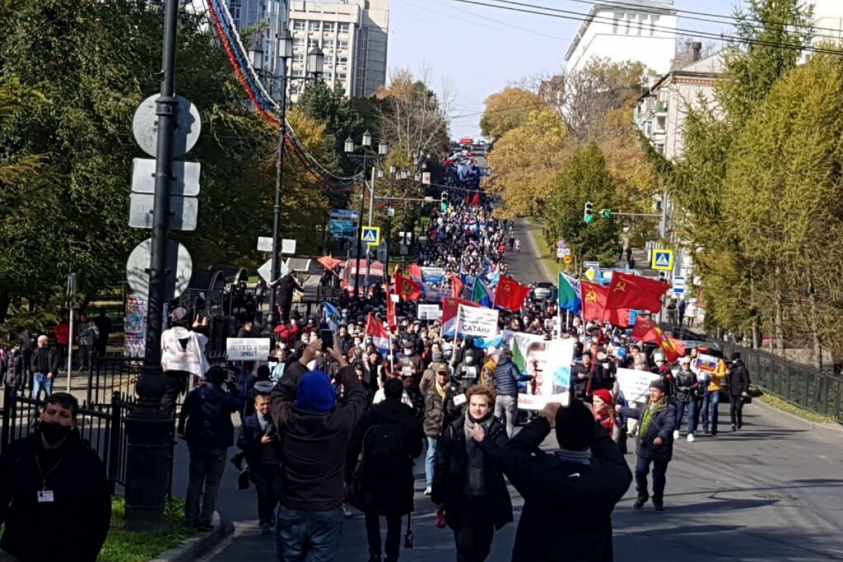 В Хабаровске 99-й день протестов: тысячи вышли после силового разгона и "потоптались" на Путине