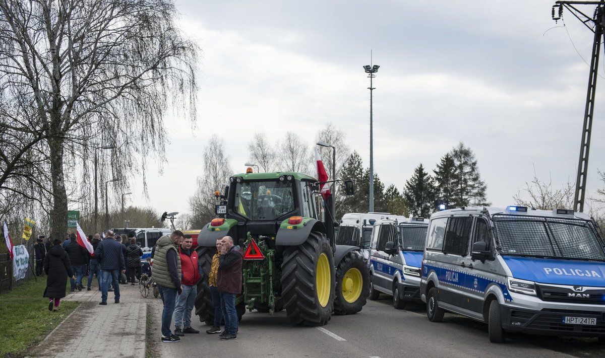 Власти Польши договорились с фермерами о снятии блокады украинской границы - СМИ
