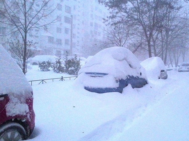 Подъезд к Одессе занесло сугробами: сотни авто попали в снежную ловушку