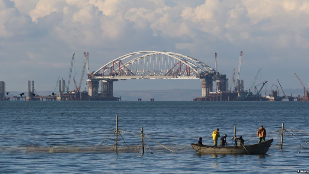 Путинская "стройка века" оказалась в заброшенном состоянии: блогер показал свежие кадры строительства Керченского моста