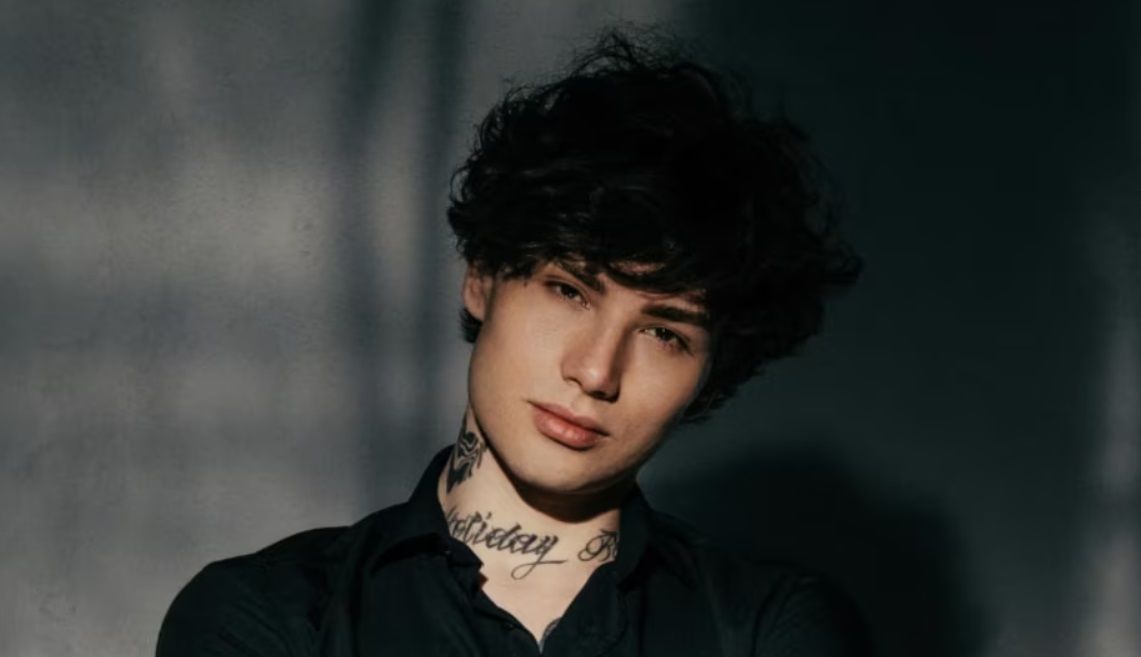У Мережі обурилися тим, що у РФ співаку Xolidayboy вручили повістку на гастролях: "А Шамана не чіпаєте"