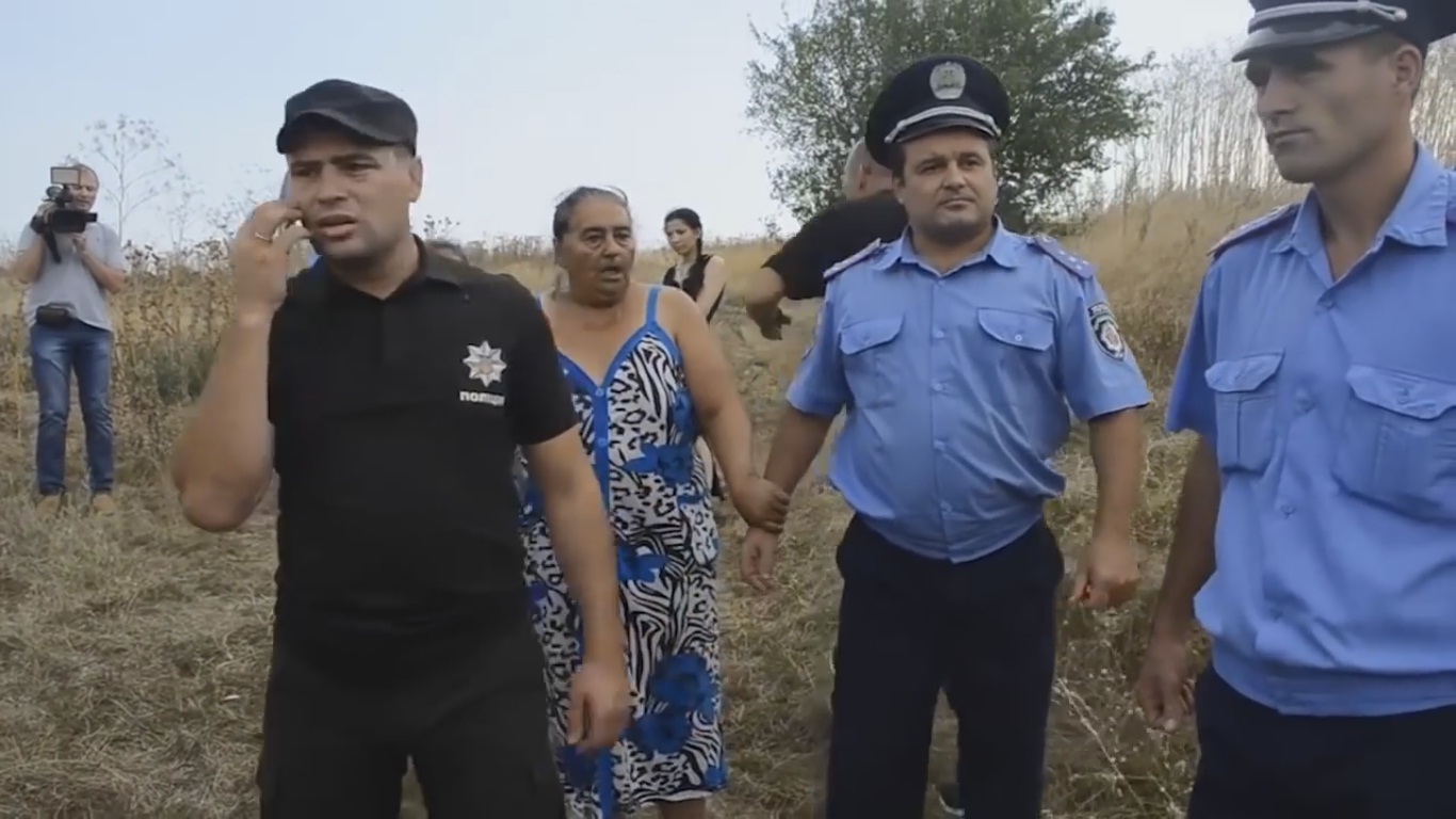  В Лощиновке полиция чудом спасла 3 цыганок от разъяренных жителей села