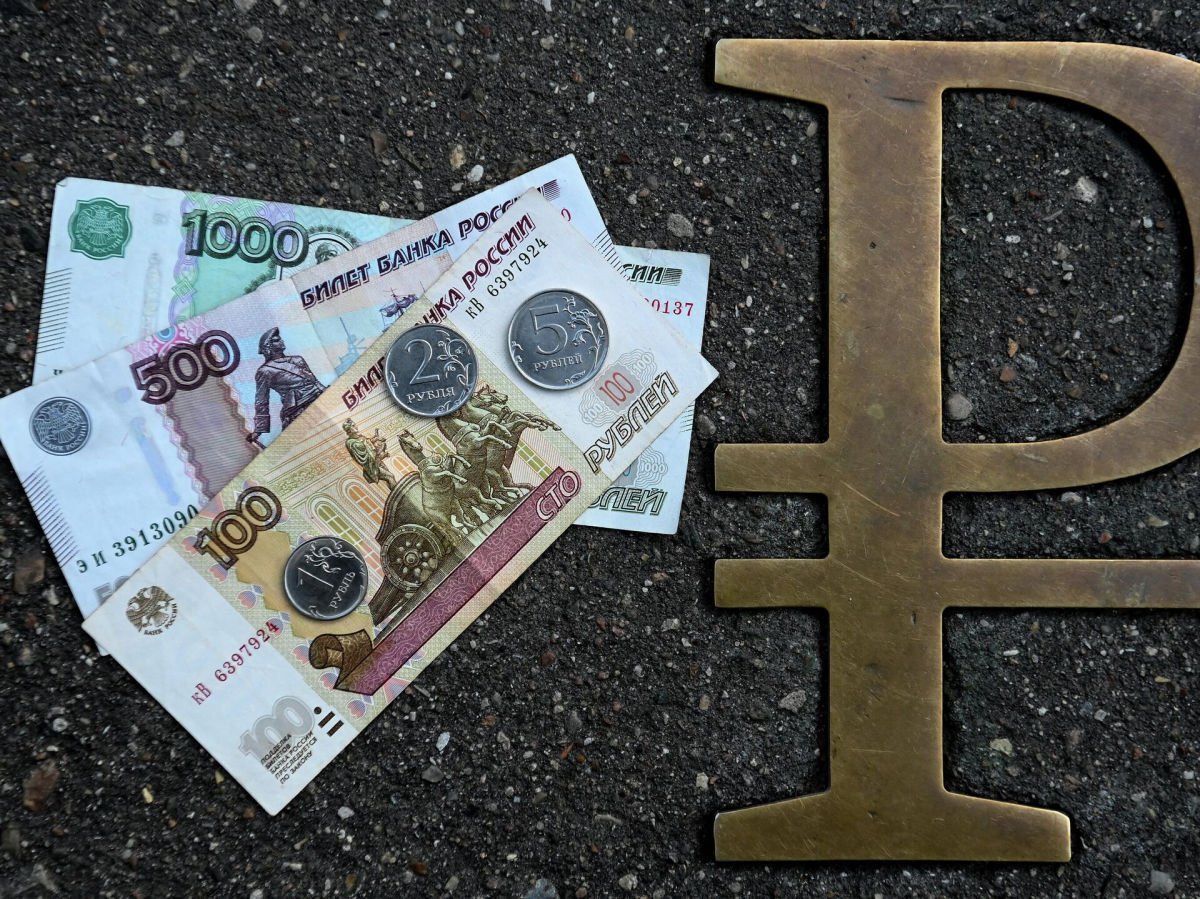 Рубль после непродолжительного роста вновь покатился вниз 