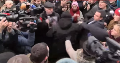 Убийство Ноздровской: один из активистов набросился с кулаками на главу Нацполиции Киевской области Ценова - в Сети появились кадры