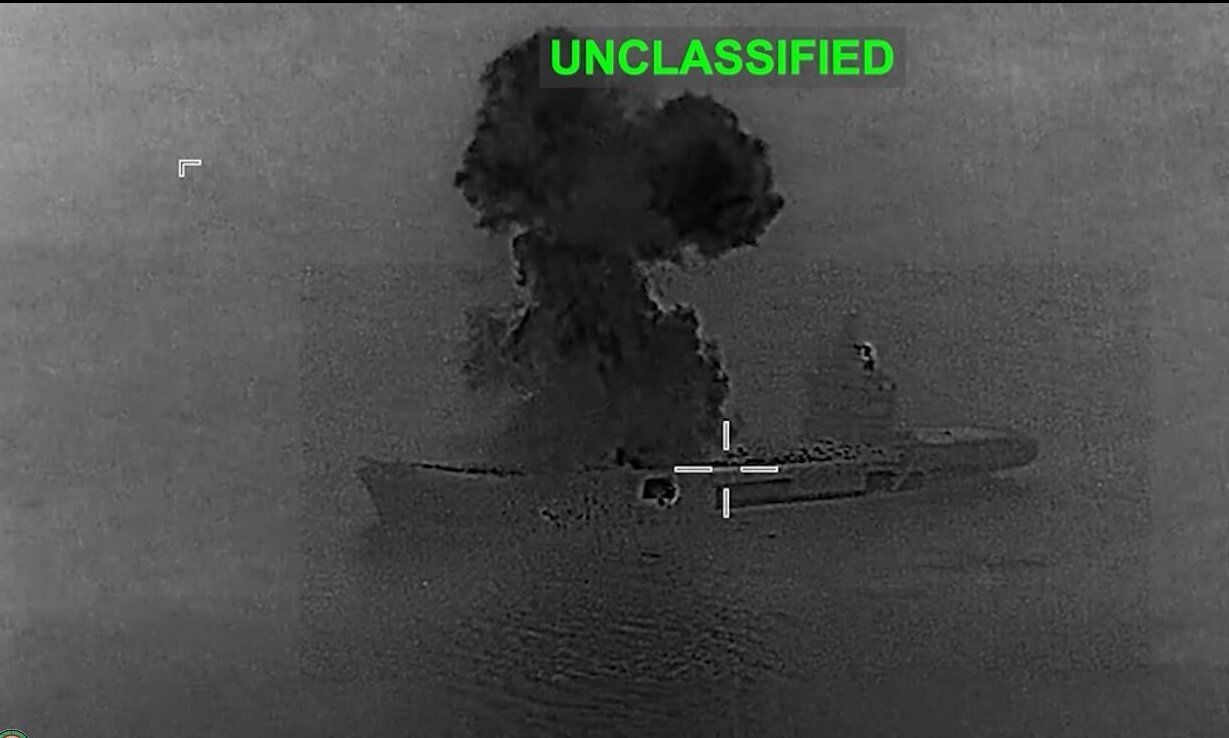 Уничтожено 30 иранских военных кораблей – CENTCOM показал, как тонет иранский авианосец
