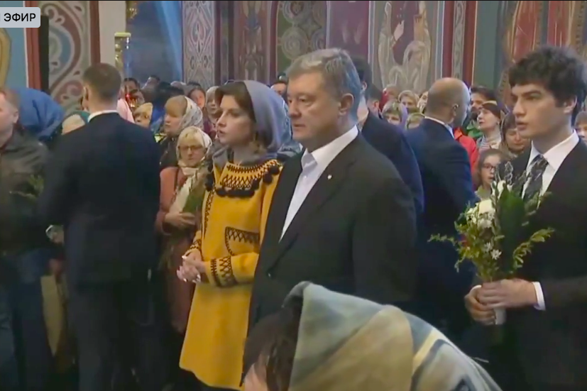 ​Порошенко показал, чем занимается, пока его оппонент Зеленский голосует на выборах, - кадры
