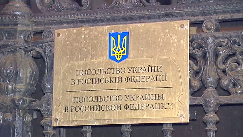 Неизвестные кремлевские радикалы забросали яйцами и фаерами украинское посольство в Москве