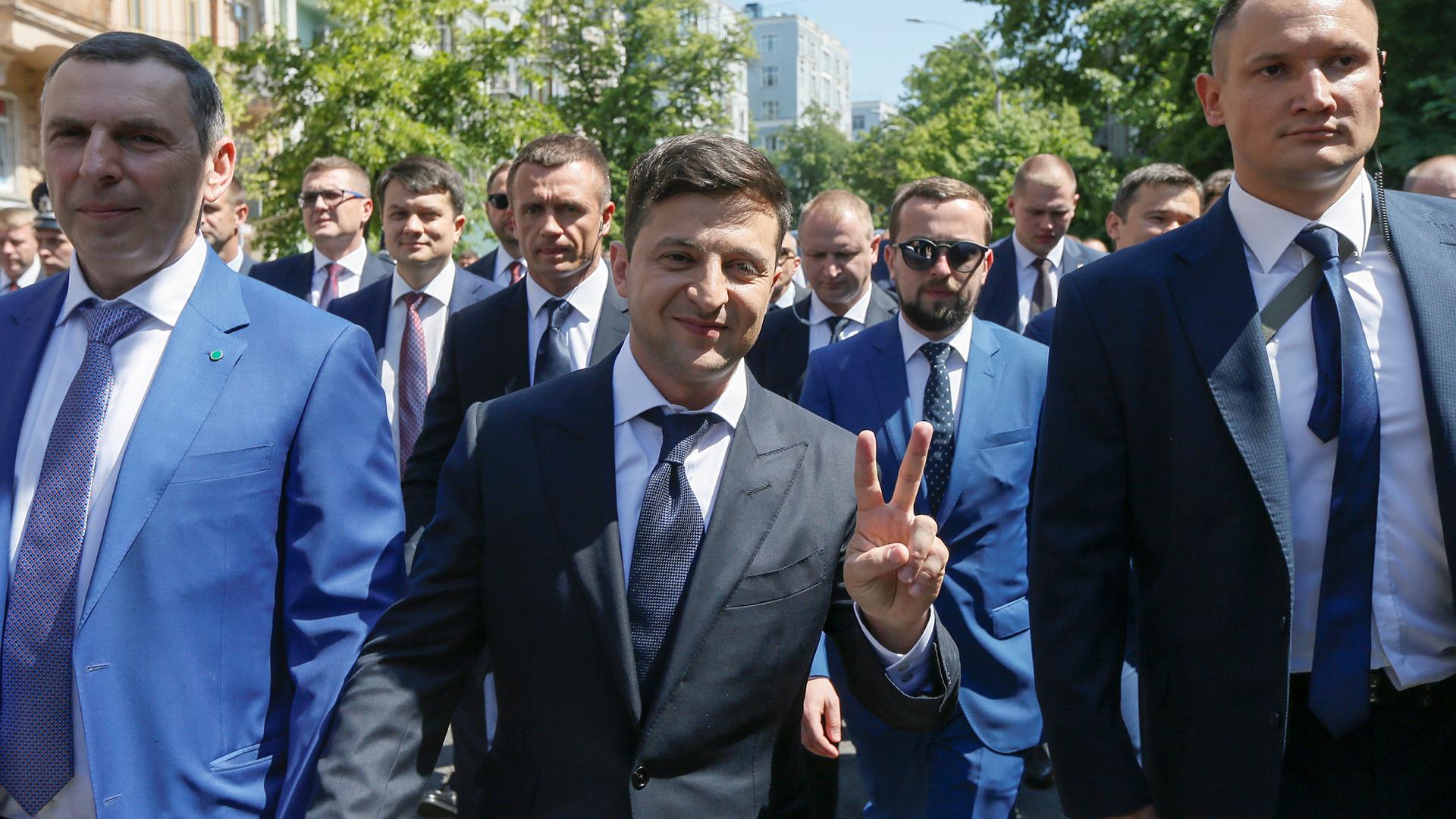 "Слуга народа" начала сбор народных депутатов: у кого появится шанс попасть в Парламент