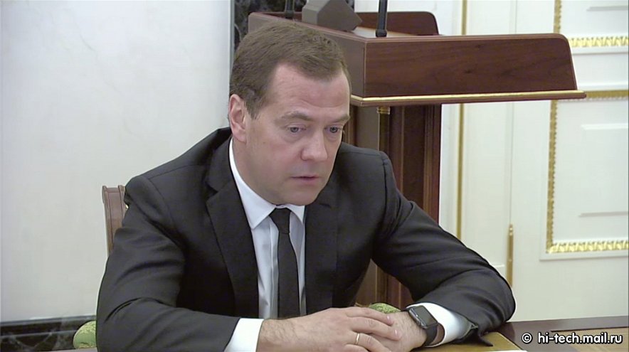 Дмитрий Медведев уже носит "умные" часы APPLE WATCH