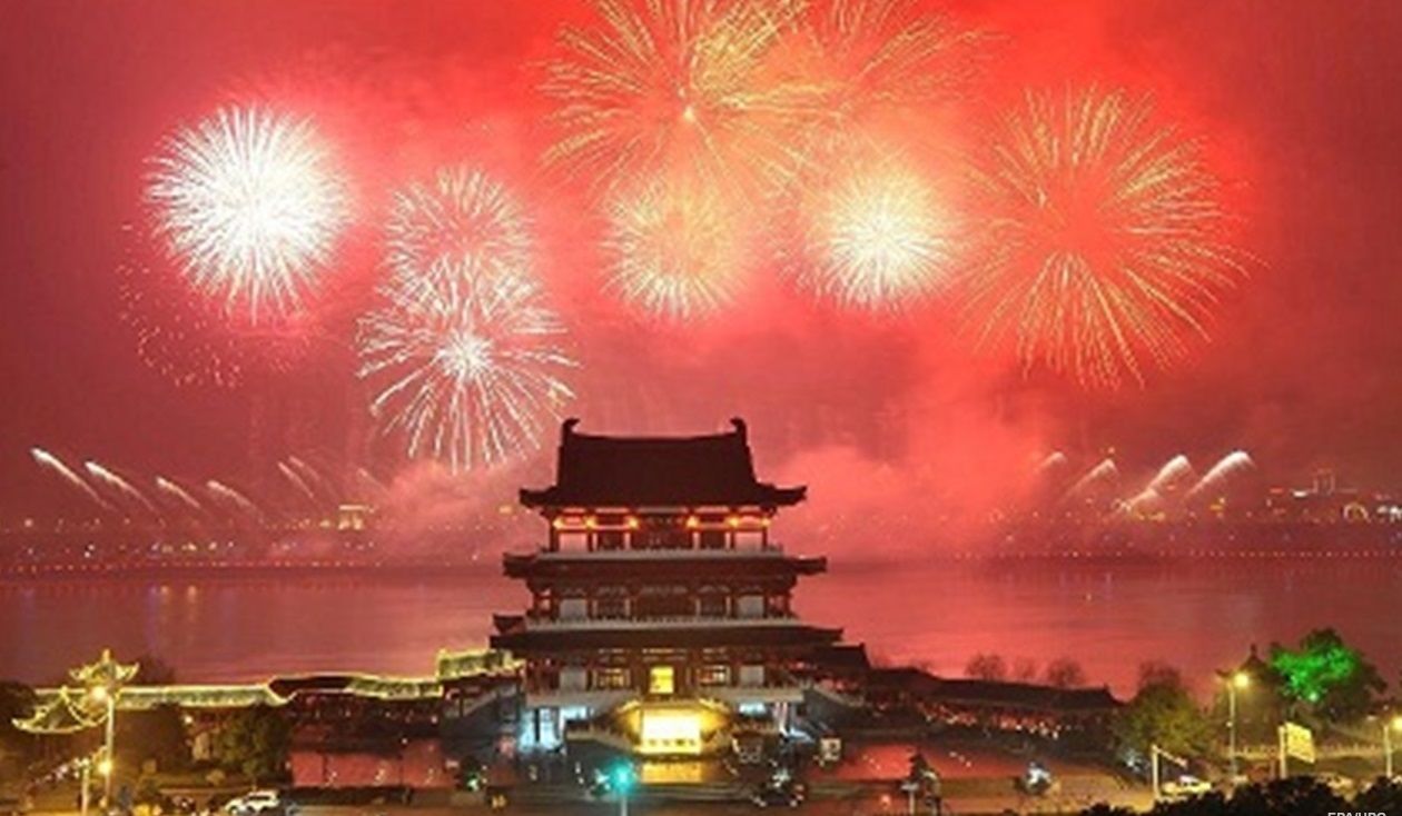 Китай удивил весь мир новогодним световым шоу с салютом