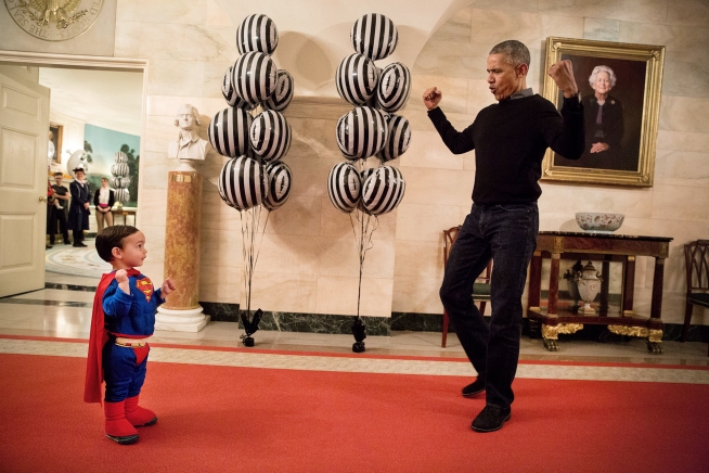 А Путин так бы смог? - Обама в свой последний Хэллоуин в Белом доме устроил вечеринку для детей и "отрывался" вместе с ними под Майкла Джексона (кадры)