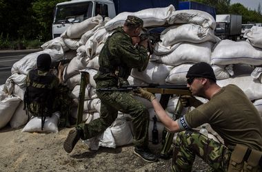 ​Около Луганского аэропорта ополченцы уничтожили МАЗ и легкий бронированный тягач МТ-ЛБ сил АТО