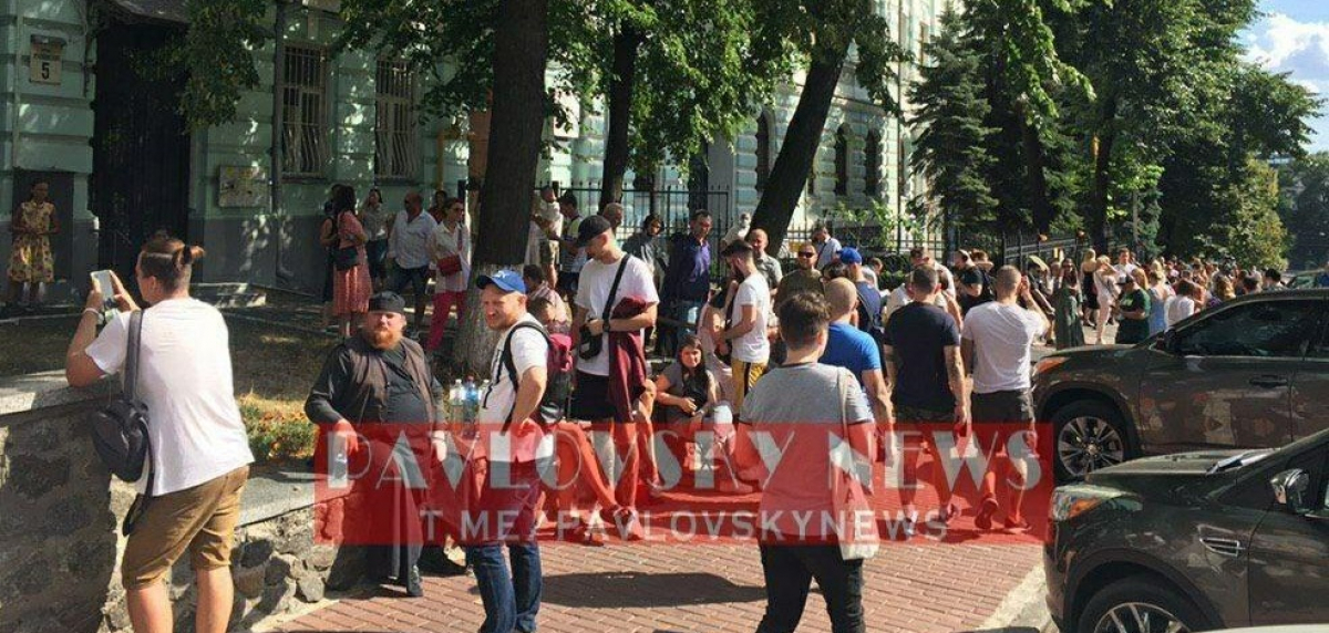В Киеве граждане Беларуси грозятся взять посольство штурмом: люди недовольны - кадры