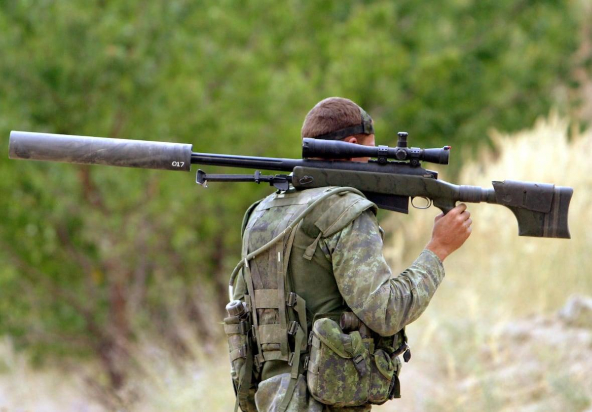 На Донбассе снайперы боевиков устроили охоту на ВСУ: на видео попал выстрел в украинского бойца