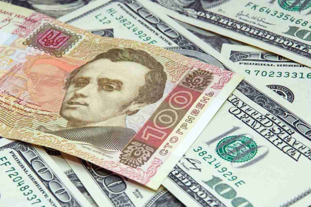 Что происходит с курсом гривны в обменках Украины