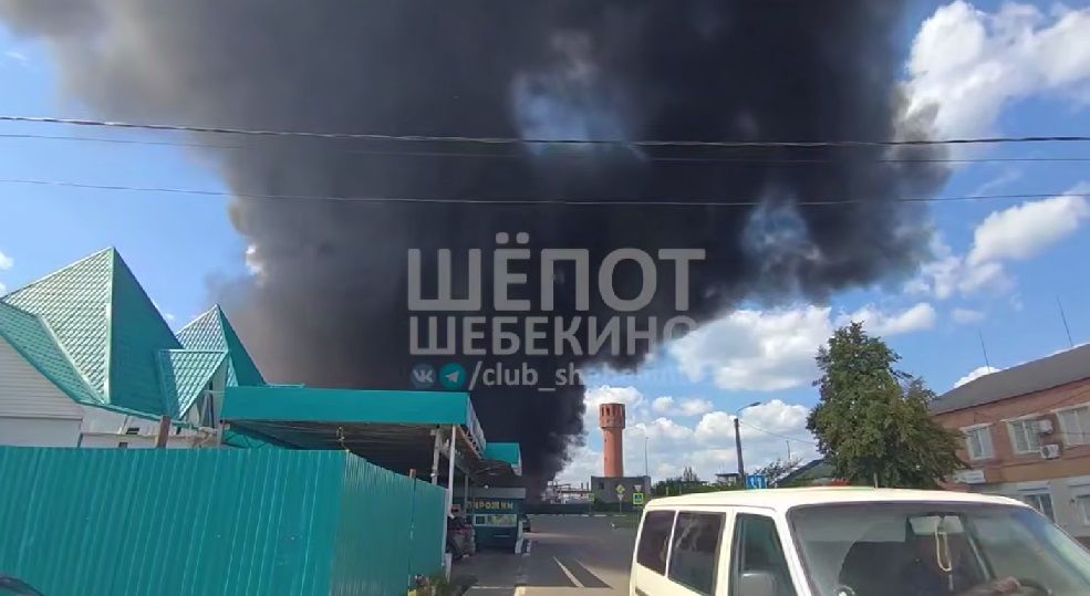 Под Белгородом ​беспилотники атаковали химпредприятие в Шебекино: появились кадры мощного пожара
