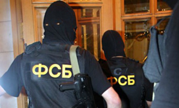 В Крыму ФСБ обыскивает пять домов татар: над поселениями летают военные вертолеты
