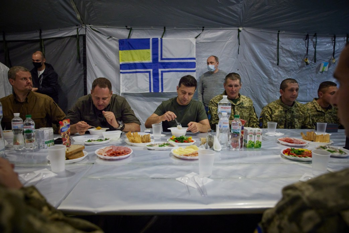 ​Новый скандал с Зеленским на Донбассе: Ермак ответил на "фейк" про военных без тарелок