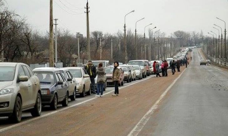 Люди, не бесите их, сотрите все из телефонов: в "ДНР" на блокпостах начались тотальные допросы и задержки молодых парней и девушек