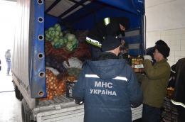 Жителям Донбасса раздали первую часть украинского гуманитарного груза