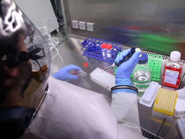 Медсестра, заразившаяся лихорадкой Эбола, идет на поправку