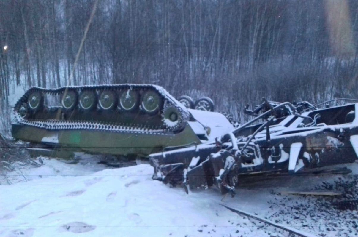 ​"Не доехали до Украины", - в Сибири с рельсов сошел 71 вагон с техникой ВС РФ, гаубицы валяются в снегу