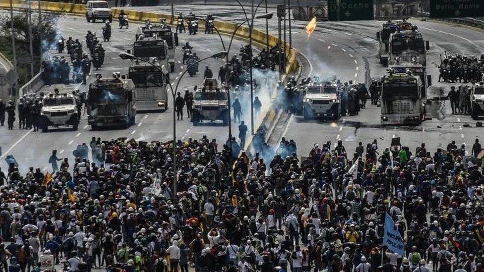 Схватка протестующих с силовиками Мадуро в Венесуэле: миллиардер США Принс готов отправить 5000 бойцов в помощь Гуайдо