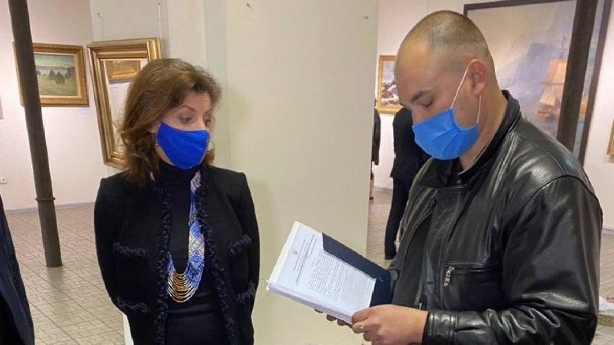 Повестка Порошенко в ГБР: следователи пришли на выставку к экс-гаранту, но не застали его там
