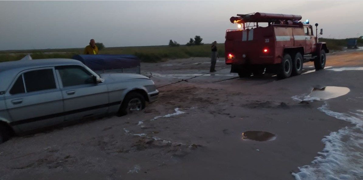 Два десятка машин попали в песчаную ловушку на побережье Азовского моря 