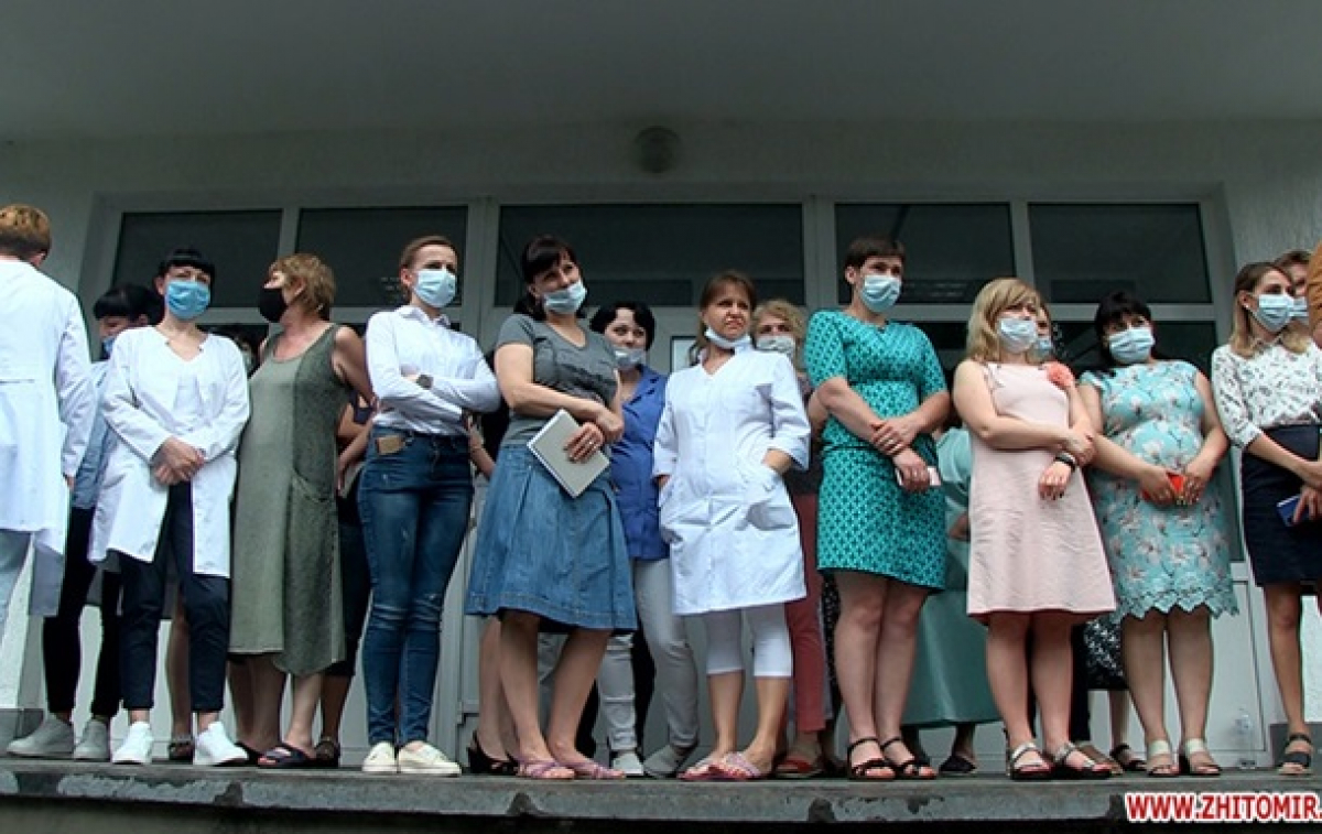 Лабораторный центр Житомира устроил бунт против Минздрава – Ляшко со скандалом не пускают в здание