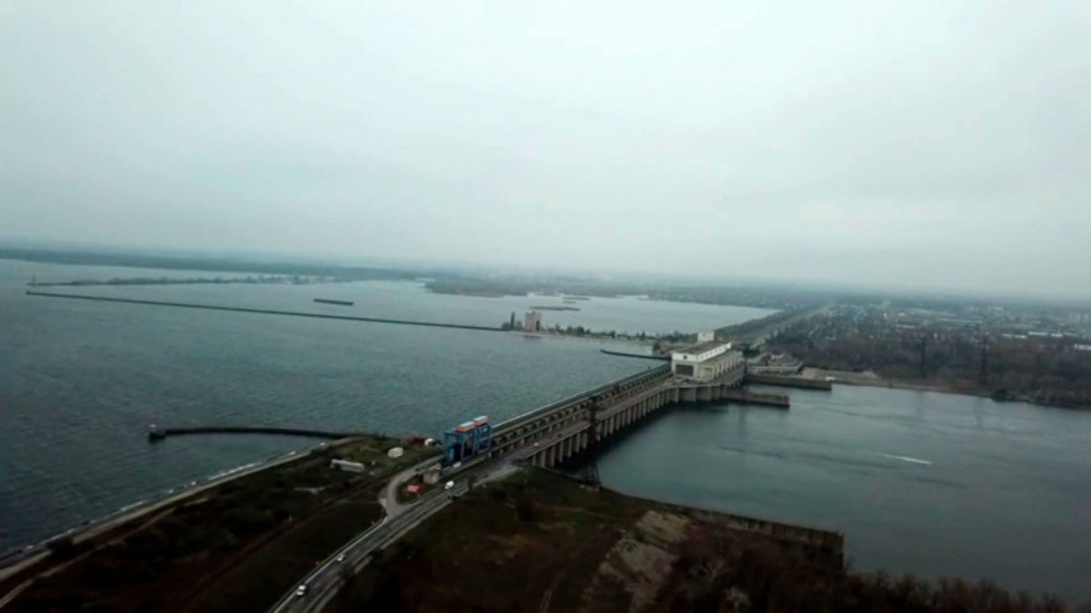 ​Российские оккупанты подорвали Каховскую ГЭС: в Сети публикуют кадры