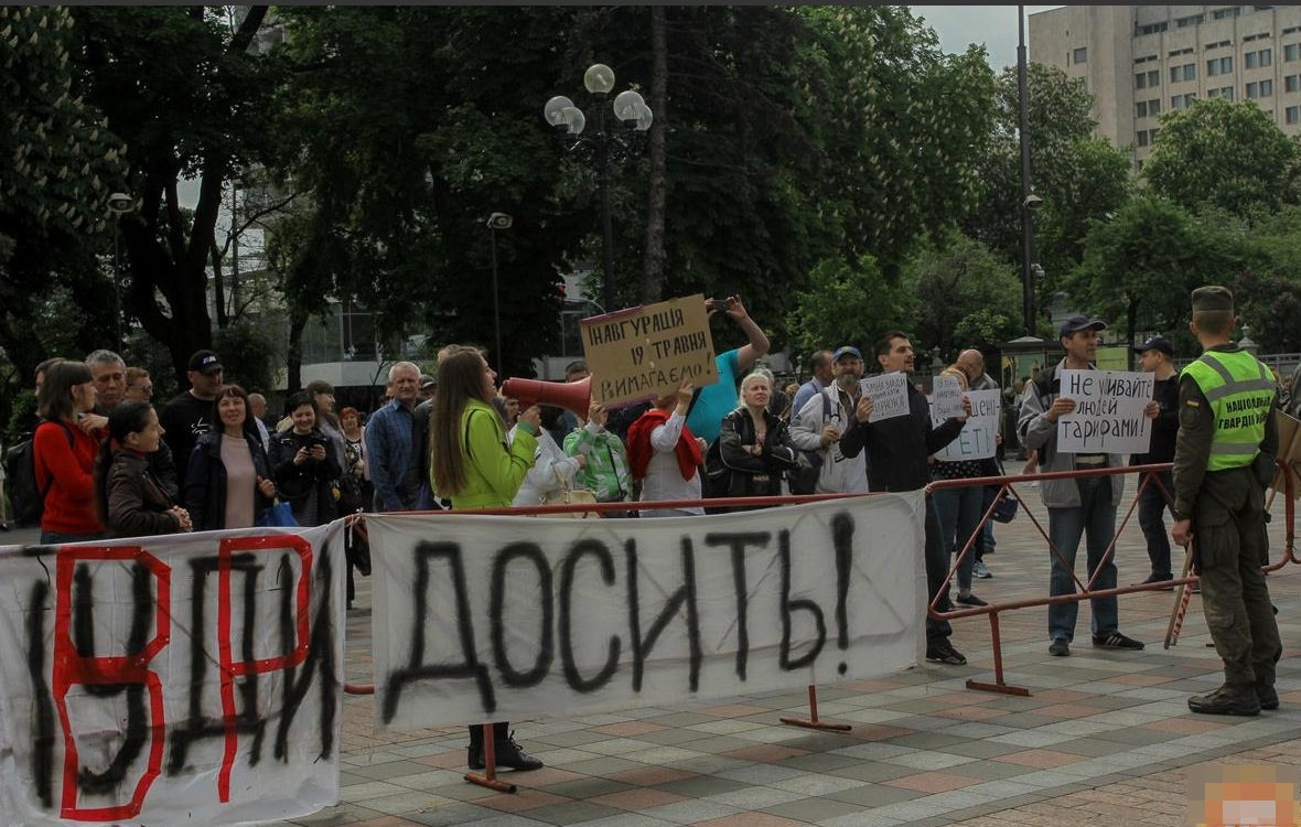 Под Верховной Радой прошло сразу несколько невнятных митингов: фото